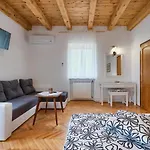 Crispo By Interhome